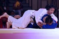 Foto arsip - Judoka Bali I Gusti Ayu Guna Kakihara (atas) bertanding melawan judoka Jawa Tengah Muji Leksani Listyowati (bawah) dalam babak final nomor 70 kilogram putri Judo PON Papua di Graha Eme Neme Yauware, Timika, Kabupaten Mimika, Papua, Kamis (30/9/2021). I Gusti Ayu Guna Kakihara menang dalam pertandingan itu sekaligus meraih medali emas, sementara medali perak diraih Muji Leksani Listyowati. ANTARA FOTO/Aditya Pradana Putra/pras