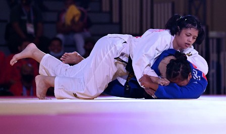 Foto arsip - Judoka Bali I Gusti Ayu Guna Kakihara (atas) bertanding melawan judoka Jawa Tengah Muji Leksani Listyowati (bawah) dalam babak final nomor 70 kilogram putri Judo PON Papua di Graha Eme Neme Yauware, Timika, Kabupaten Mimika, Papua, Kamis (30/9/2021). I Gusti Ayu Guna Kakihara menang dalam pertandingan itu sekaligus meraih medali emas, sementara medali perak diraih Muji Leksani Listyowati. ANTARA FOTO/Aditya Pradana Putra/pras