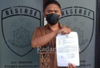 Salah satu warga, asal Desa Sanggra Agung kecamatan Socah kabupaten Bangkalan, telah melaporkan Kehilangan 1 unit sepeda motor ke bagian Tindak Pidana tertentu (TIPIDTER) Polres Bangkalan, Kamis (28/10/2021).
