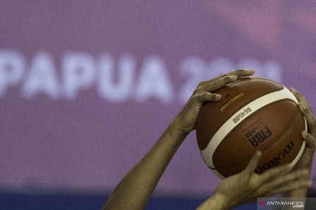 Arsip foto - Tangan pebasket putra Jawa tengah berebut bola dengan pebasket putra Jawa Barat pada pertandingan Basket Putra 5x5 PON XX Papua di GOR Mimika Sport Complex, Rabu (29/9/2021). ANTARA FOTO/Novrian Arbi/YU