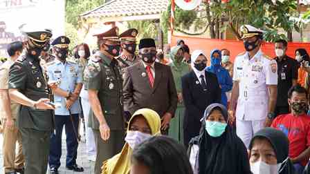 Pangdam V Brawijaya, Suharyanto saat melakukan peninjuan vaksinasi di Aula PGSD Jl. Ir. Soekarno, Senin (4/10/2021)