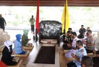  Bupati Blitar Rini Syarifah mendampingi Pangdam V Brawijaya Suharyanto, S. Sos melakukan ziarah di Makam Proklamator RI Ir. Soekarno 