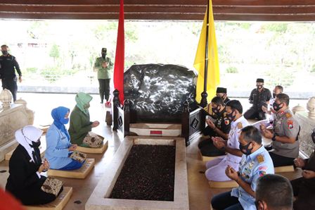  Bupati Blitar Rini Syarifah mendampingi Pangdam V Brawijaya Suharyanto, S. Sos melakukan ziarah di Makam Proklamator RI Ir. Soekarno 