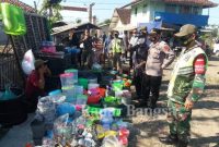 Tim Satgas Covid-19 Cidaun lakukan operasi dan pembagian masker geratis kepada sejumlah pedagang dan pengunjung pasar Cidaun.