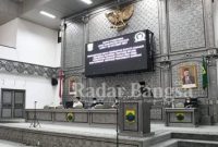 Bupati Cianjur H. Herman Suherman. ST. M.AP sedang membacakan naskah Nota Pengantar Bupati Cianjur mengenai Dua Buah Rancangan Peraturan Daerah (Ranperda) pada Rapat Paripurna DPRD Kabupaten Cianjur, Jum'at (08/10/2021)