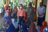 Sekretaris desa Kertajadi Ujang Sustian bersama salah seorang anggota Koramil Cidaun sedang mendampingi camat kecamatan Cidaun Herlan Iskandar. S.IP saat monitoring pelaksanaan vaksinasi di kampung Simpang Jaya desa Kertajadi