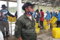 Ketua Lembaga Masyarakat Desa Hutan (LMDH) Mandiri  Ahmad Ali Junaidi pelaksana tambak udang Klaster budidaya udang vaname berkelanjutan binaan BLUPPB Karawang di Ciwidik desa Kertajadi kecamatan Cidaun sedang diwawancarai