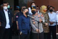 (Kanan) Wakil Ketua Komisi III DPR RI, Adies Kadir. (Kiri) Kapolda Jawa Timur, Irjen Pol Nico Afinta