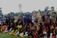 Menteri BUMN Erick Thohir berfoto bersama tim sepak bola putra Papua seusai pertandingan PON Papua melawan Nusa Tenggara Timur di Stadion Mandala, Jayapura, Minggu (3/10/2021). ANTARA/Aldi Sultan
