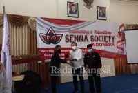 Pembina Yayasan Senna Society Indonesia, (kanan)  Fujika Senna Oktavia  (Tengah) Bupati Lamongan Pak Yes (kiri)Ketua Yayasan Senna Society Indonesia, Purwanto (Foto/Rohman) 