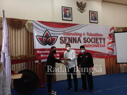 Pembina Yayasan Senna Society Indonesia, (kanan)  Fujika Senna Oktavia  (Tengah) Bupati Lamongan Pak Yes (kiri)Ketua Yayasan Senna Society Indonesia, Purwanto (Foto/Rohman) 