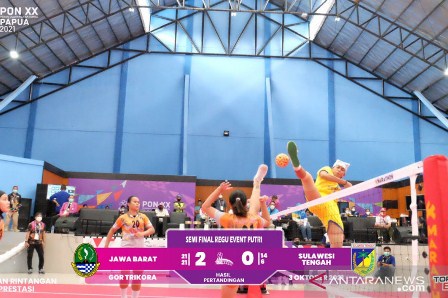 Pertandingan semifinal tim sepak takraw putri Jabar melawan Sulawesi Tengah di GOR Trikora Uncen, Kabupaten Jayapura, Papua, Minggu (3/10/2021). (ANTARA/HO-Panpel Takraw PON XX Papua)