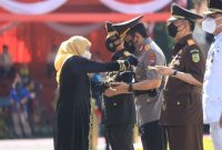 Gubernur Jawa Timur, Khofifah Indar Parawansa saat memberkan lecana rangkah hut Jatim