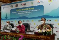 Wakil Direktur Utama PLN, Darmawan Prasodjo (kanan) saat menyampaikan sambutan didampingi Gubernur Bali, Wayan Koster (tengah) dan Wakil Ketua KPK, Alexander Marwata.