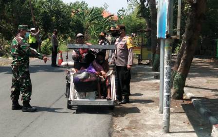 TNI-Polri dan Sat Pol PP saat menggelar operasi gabungan di depan kantor kecamatan Turi. Selasa (5/9/2021)