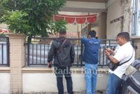 Sejumlah wartawan yang ada diluar pagar saat Pelaksanaan penghitungan nilai hasil ujian penyaringan calon perangkat desa oleh Tim Pengangkatan Perangkat Desa Randubener Lamongan. dan Wartawan bukan sporter  Selasa (26/10/2021)