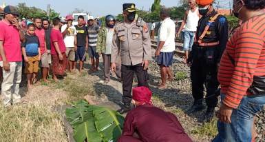 Petugas kepolisian bersama tim medis dibantu masyarakat sekitar saat mengevakuasi korban dibawa ke rumah sakit terdekat.