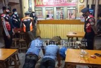 Pelanggar protokol kesehatan di Lamongan diberikan sanksi push up dan menyanyikan lagu Garuda Pancasila. Minggu (24/10/2021), pukul 21.00 WIB malam.
