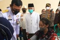  Pangkoarmada II, Laksda TNI Dr Iwan Isnurwanto saat meninjau vaksinansi