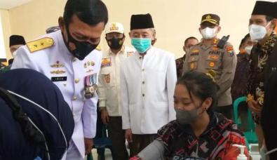  Pangkoarmada II, Laksda TNI Dr Iwan Isnurwanto saat meninjau vaksinansi