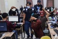Polisi saat menggerebek kantor pinjol