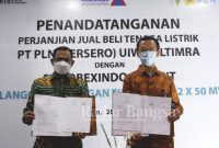 Penandatanganan Perjanjian Jual Beli Tenaga Listrik Pelanggan Tegangan Tinggi Pertama PLN UIW Kaltimra oleh General Manager PLN UIW Kaltimra, Saleh Siswanto dan Assistant Of General Manager PT Kobexindo Cement, Xie Yerong. (dari kiri ke kanan)