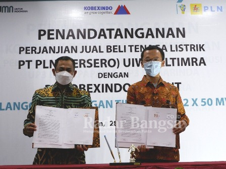 Penandatanganan Perjanjian Jual Beli Tenaga Listrik Pelanggan Tegangan Tinggi Pertama PLN UIW Kaltimra oleh General Manager PLN UIW Kaltimra, Saleh Siswanto dan Assistant Of General Manager PT Kobexindo Cement, Xie Yerong. (dari kiri ke kanan)