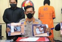 Kabid Humas Polda Jatim, Kombes Pol Gatot Repli Handoko saat menunjukan BB