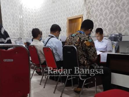 Darsono saat dimintai keterangan di unit polres Lamongan sebagai pelapor. Kamis, (30/9/2021), dan didampingi M.Irfan Choirie, SH.MH, Yanto,SH., Bayu Endra, SH., sebagai Penasehat Hukumnya