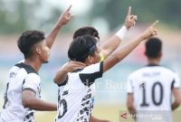 Pemain PON Kaltim merayakan kemenangan usai mencetak gol ke gawang Sulawesi Utara pada pertandingan di Stadion Barnabas Youwe, Kabupaten Jayapura. (ANTARA/HO-Humas KONI)