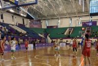 Tim bola basket putri Jawa Timur (seragam putih) bertanding menghadapi DKI Jakarta pada laga semifinal PON XX Papua di Mimika Sport Complex, Mimika, Kamis (7/10/2021). Jawa Timur memenangkan pertandingan itu dengan skor 71-47 dan berhak melaju ke final. (Michael Siahaan)