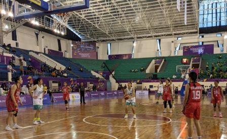 Tim bola basket putri Jawa Timur (seragam putih) bertanding menghadapi DKI Jakarta pada laga semifinal PON XX Papua di Mimika Sport Complex, Mimika, Kamis (7/10/2021). Jawa Timur memenangkan pertandingan itu dengan skor 71-47 dan berhak melaju ke final. (Michael Siahaan)