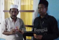 (Baju Hitam) Ruslan SH, Ketua AJIB Bangkalan saat serahkan ID Card kepada anggota