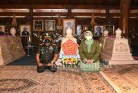 Pangdam IV/Diponegoro Mayjen TNI Rudianto bersama Ketua Persit Kartika Chandra Kirana PD IV/Diponegoro Ny.Novi Rudianto melaksanakan ziarah ke Makam Alm. Jenderal Besar H.M. Soeharto di Astana Giri Bangun Matesih Kab. Karanganyar. Senin (04/10/2021)