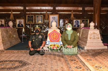 Pangdam IV/Diponegoro Mayjen TNI Rudianto bersama Ketua Persit Kartika Chandra Kirana PD IV/Diponegoro Ny.Novi Rudianto melaksanakan ziarah ke Makam Alm. Jenderal Besar H.M. Soeharto di Astana Giri Bangun Matesih Kab. Karanganyar. Senin (04/10/2021)