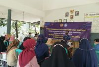 Suasana pelatihan pengelolaan keuangan keluarga bagi ibu-ibu PKK oleh Tim Jurusan Akuntansi FEB Unesa