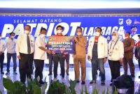 Gubernur Sulteng Rusdy Mastura (kiri) dan Wakil Gubernur Sulteng Ma'mun Amir (kanan) memberikan bonus senilai Rp250 juta kepada atlet (tengah) yang meraih medali emas di PON Papua, di Palu, Senin. (ANTARA/HO-Biro Administrasi Pimpinan Setda Pemprov Sulteng)