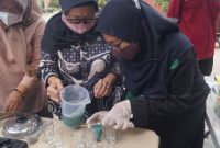Suasana Tim Pengmas PPNS menciptakan lilin aromaterapi dari minyak jelantah guna mengatasi pencemaran lingkungan