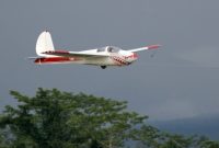 Atlit Terbang Layang dari Kontingen DKI jakarta, Adhitya, melakukan penerbangan dalam kejuaraan nomor Precision Landing Single Seater Putri Pon XX Papua di Bandara Mosez Kilangi, Timika, Minggu (26/09/2021). (Foto : PB PON XX PAPUA/Andry Prasetyo).