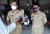 (Kanan) Kepala Dinas Ketahanan pangan Ir. Usmali, (Kiri)  Kepala Desa Sobontoro H. Sodik Affandi, S.Sos, [Foto/Wn/RadarBangsa]