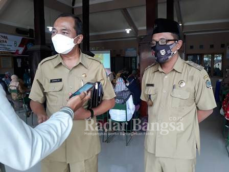 (Kanan) Kepala Dinas Ketahanan pangan Ir. Usmali, (Kiri)  Kepala Desa Sobontoro H. Sodik Affandi, S.Sos, [Foto/Wn/RadarBangsa]