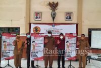 Kejari Lamongan, Inspektorat Lamongan serta Unit III Polres Lamongan saat giat sosialisasi saber pungli di kecamatan Babat, Selasa (30/11)