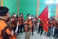  Ketua terpilih dalam Rapat Pemilihan Pengurus (RPP) Pimpinan Anak Cabang (PAC) Pemuda Pancasila (PP) Kecamatan Cidaun Beli Kurniawan sedang memegang bendera PP.