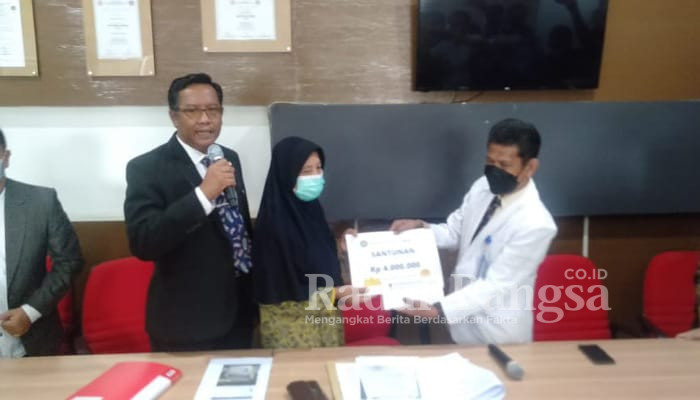 Direksi RSU Muhammadiyah Ahmad Dahlan Kota Kediri secara simbolis menyerahkan bantuan kepada keluarga pasien