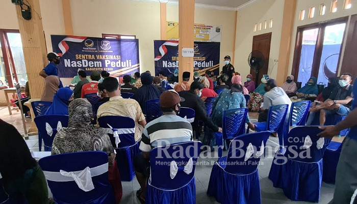 Peserta Vaksinasi di Balai Desa Krecek, Kecamatan Badas