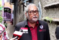 Arist Merdeka Sirait Ketua Umum Komnas Perlindungan Anak  memberikan keterangan pers usai mengunjungi korban dan keluarganya di Kampung Camat Ganun, di Lenteng Agung di Jakarta Selatan