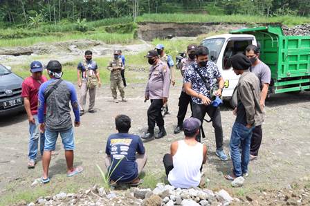 Saat petugas gabungan mendapati aktivitas penambangan pasir di aliran kali lahar yang diduga tak berizin sehingga petugas gabungan mengamankan enam pekerja, satu unit eskavator, dan satu unit dump truk di lokasi