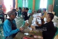 Pemerintahan desa Kertajadi sedang menyerahkan Bantuan Langsung Tunai dari Dana Desa (BLT DD) kepada 215 KPM di Balai Desa Kertajadi