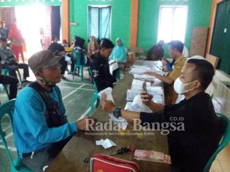 Pemerintahan desa Kertajadi sedang menyerahkan Bantuan Langsung Tunai dari Dana Desa (BLT DD) kepada 215 KPM di Balai Desa Kertajadi