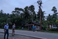 Petugas PLN masih melakukan perbaikan jaringan yang terdampak bencana angin kencang dan tetap mengutamakan keselamatan masyarakat